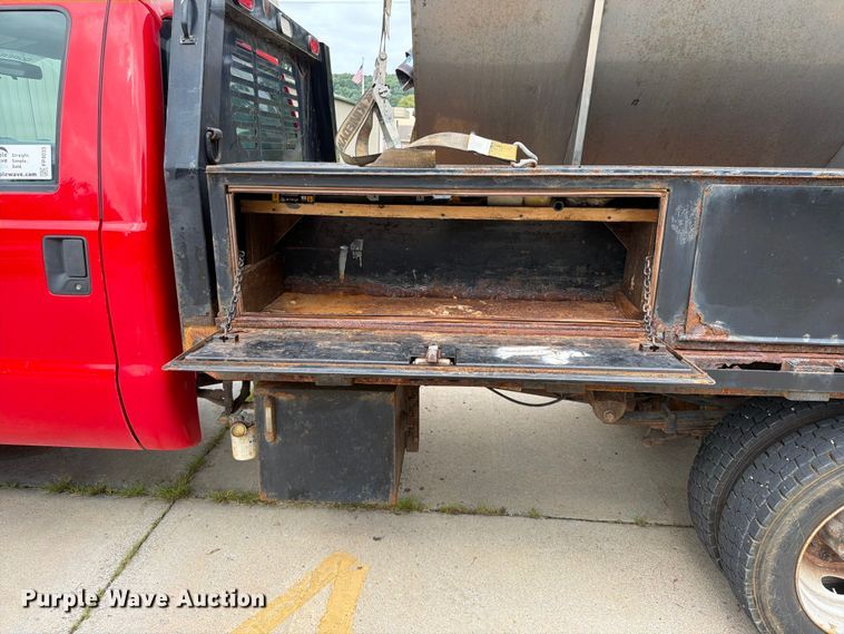 image for item FP4033 2016 Ford F550 Super Duty flatbed truck