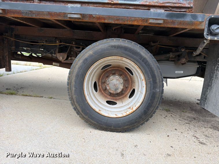 image for item FP4033 2016 Ford F550 Super Duty flatbed truck