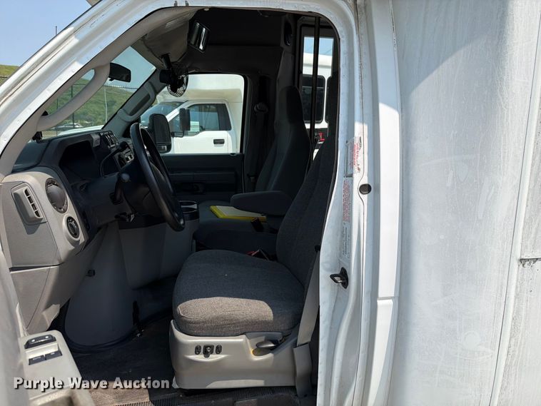 image for item FT6121 2012 Ford Eldorado E350 Super Duty shuttle bus