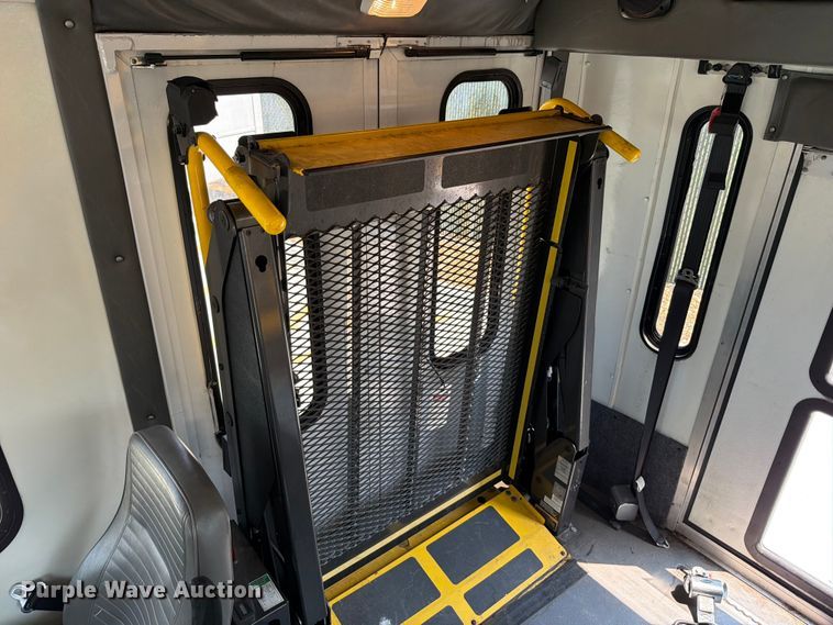 image for item FT6121 2012 Ford Eldorado E350 Super Duty shuttle bus