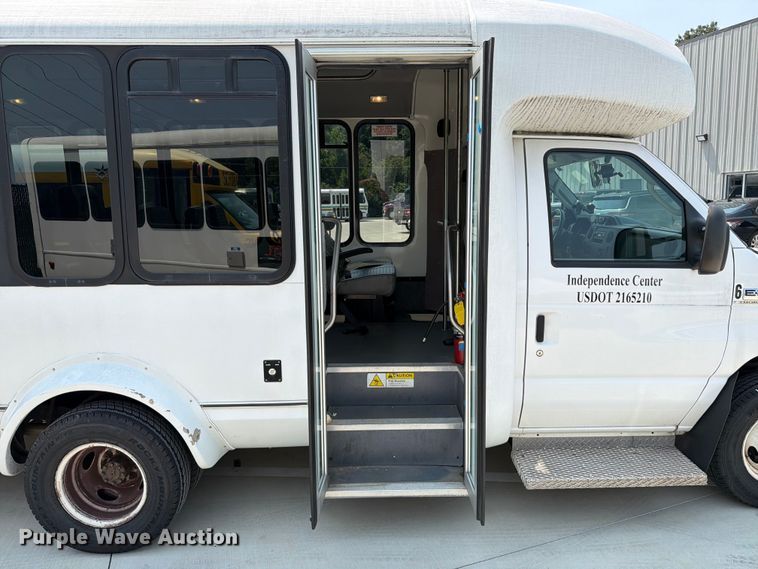 image for item FT6121 2012 Ford Eldorado E350 Super Duty shuttle bus