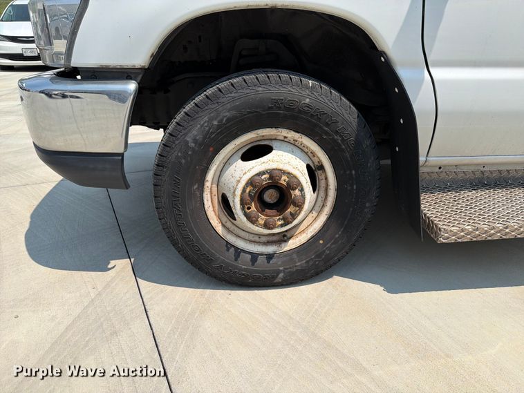 image for item FT6121 2012 Ford Eldorado E350 Super Duty shuttle bus