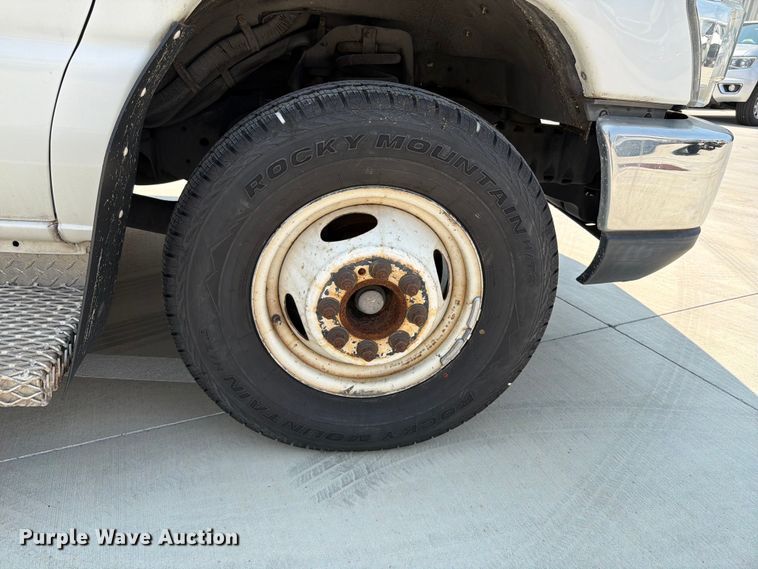 image for item FT6121 2012 Ford Eldorado E350 Super Duty shuttle bus