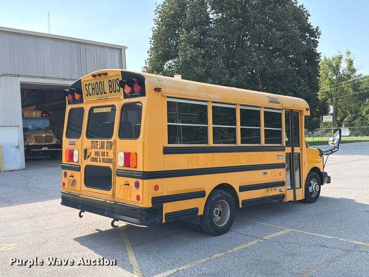 2011 Thomas Savana G3500