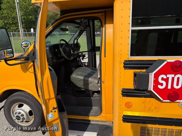 2011 Thomas Savana G3500