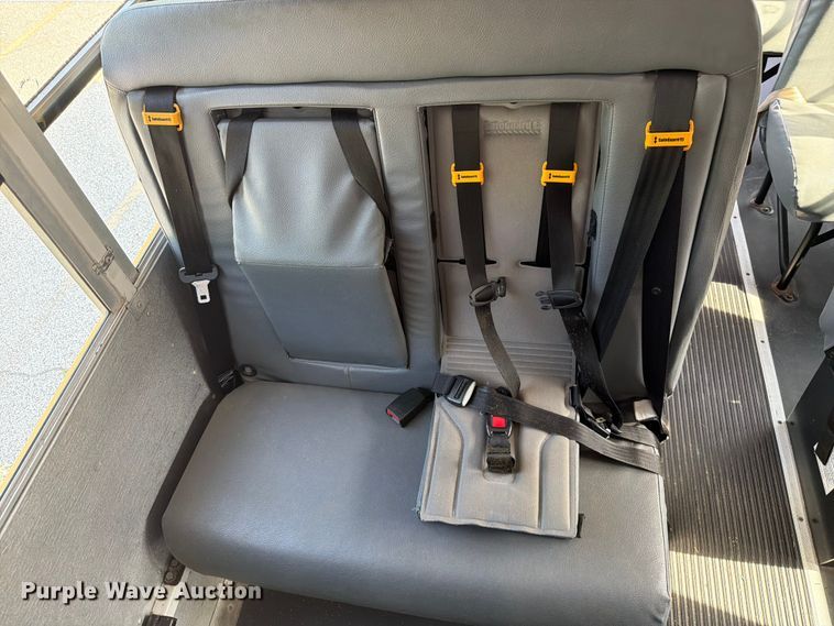 2011 Thomas Savana G3500