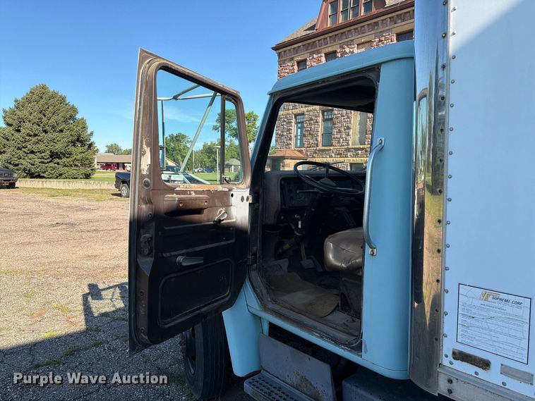 image for item FT6661 1989 International 1654 box truck