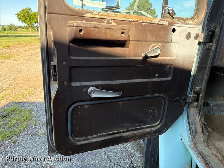 image for item FT6661 1989 International 1654 box truck