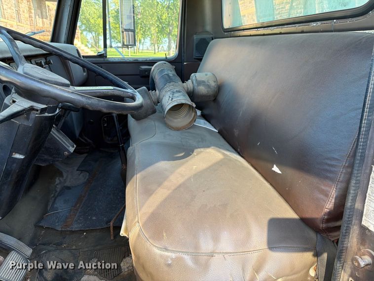image for item FT6661 1989 International 1654 box truck