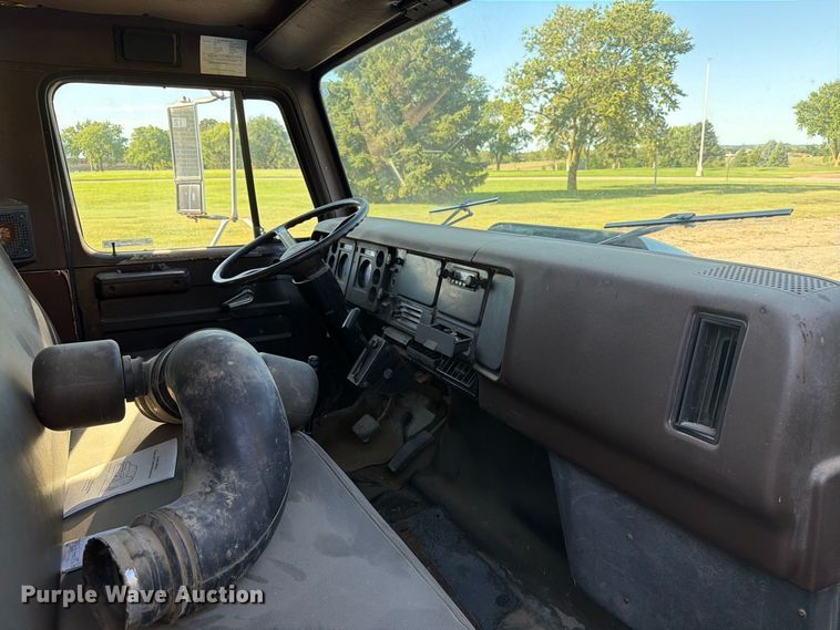 image for item FT6661 1989 International 1654 box truck