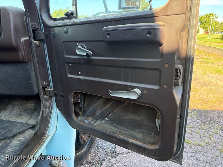image for item FT6661 1989 International 1654 box truck