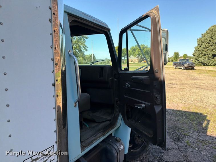 image for item FT6661 1989 International 1654 box truck