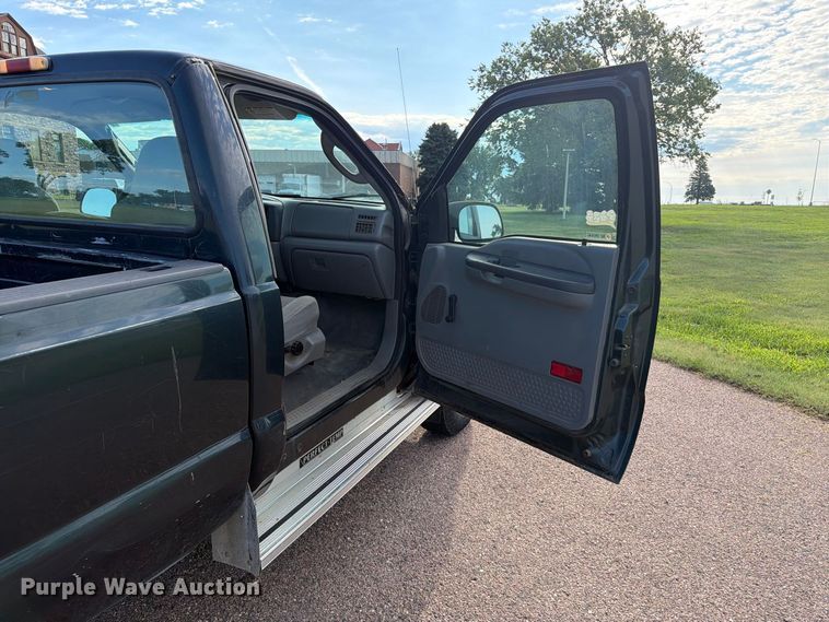 image for item FT6662 2004 Ford F-250 pickup truck