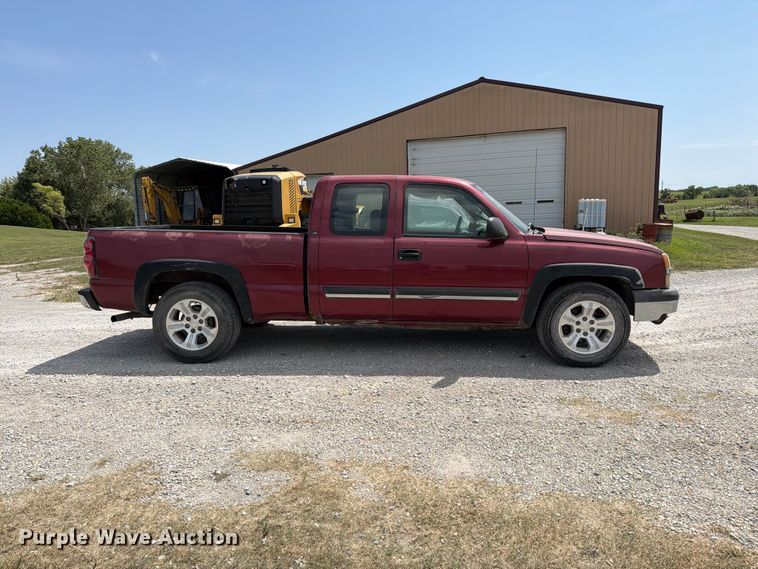 image for item MZ9930 2005 Chevrolet Silverado 1500 Crew Cab pickup truck