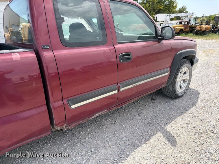 image for item MZ9930 2005 Chevrolet Silverado 1500 Crew Cab pickup truck