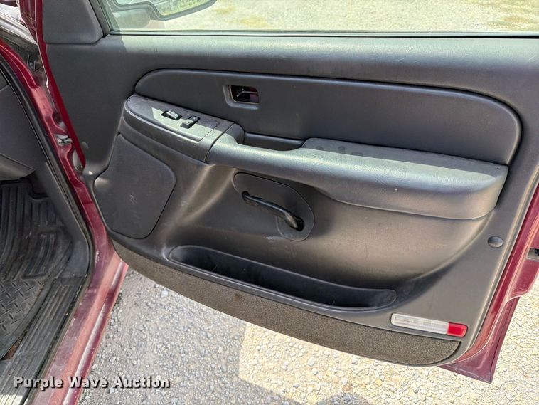 image for item MZ9930 2005 Chevrolet Silverado 1500 Crew Cab pickup truck