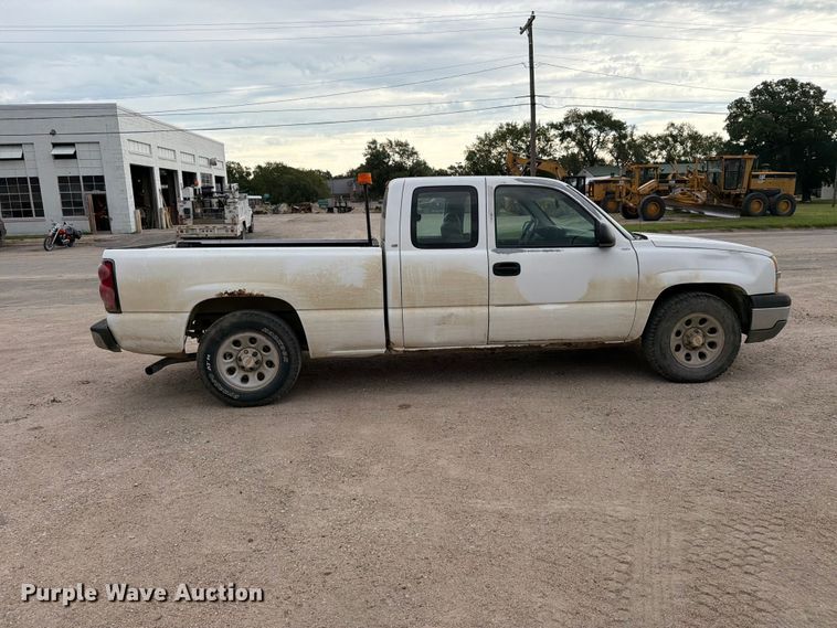 image for item MZ9988 2005 Chevrolet Silverado 1500 Ext. Cab pickup truck