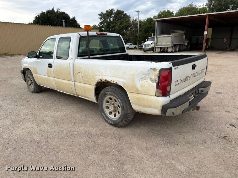 image for item MZ9988 2005 Chevrolet Silverado 1500 Ext. Cab pickup truck