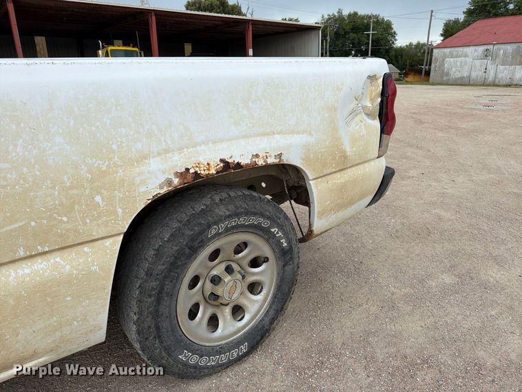 image for item MZ9988 2005 Chevrolet Silverado 1500 Ext. Cab pickup truck