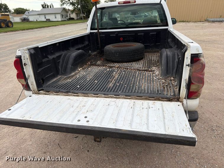 image for item MZ9988 2005 Chevrolet Silverado 1500 Ext. Cab pickup truck