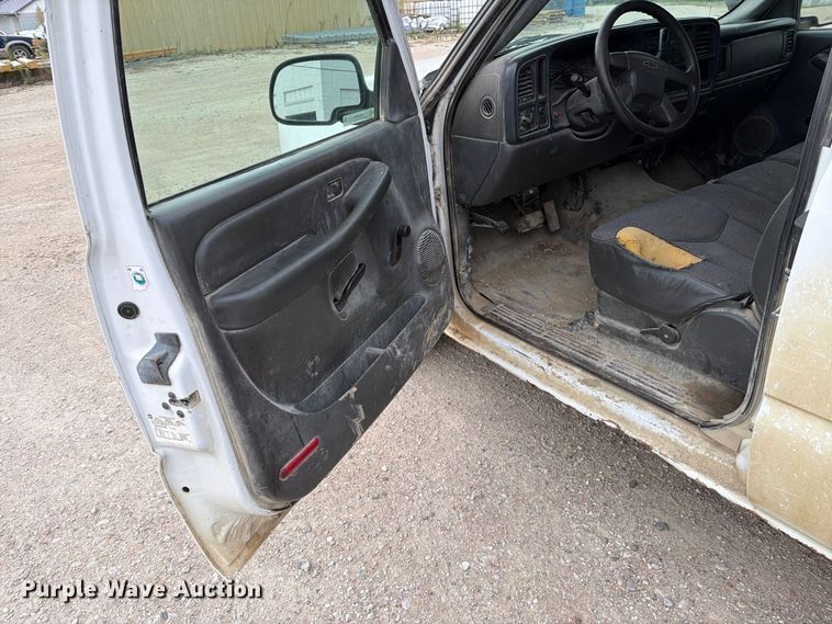 image for item MZ9988 2005 Chevrolet Silverado 1500 Ext. Cab pickup truck