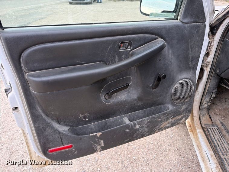 image for item MZ9988 2005 Chevrolet Silverado 1500 Ext. Cab pickup truck
