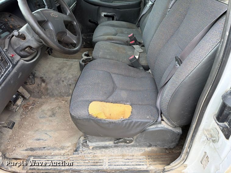 image for item MZ9988 2005 Chevrolet Silverado 1500 Ext. Cab pickup truck
