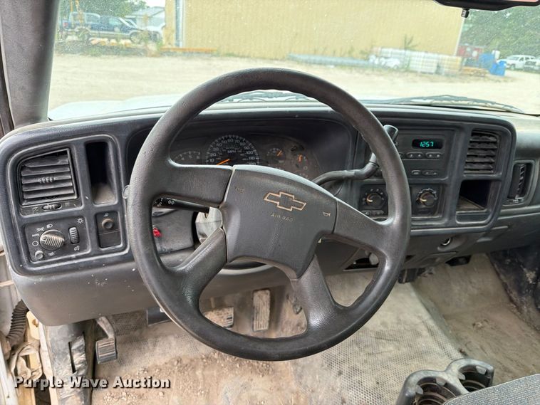 image for item MZ9988 2005 Chevrolet Silverado 1500 Ext. Cab pickup truck