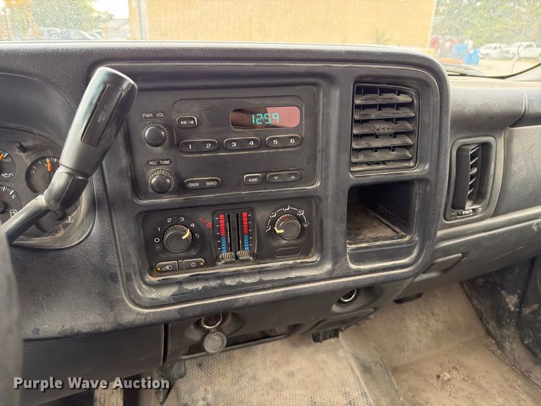 image for item MZ9988 2005 Chevrolet Silverado 1500 Ext. Cab pickup truck
