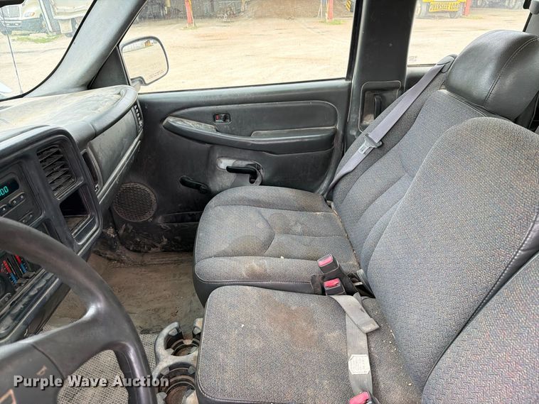 image for item MZ9988 2005 Chevrolet Silverado 1500 Ext. Cab pickup truck