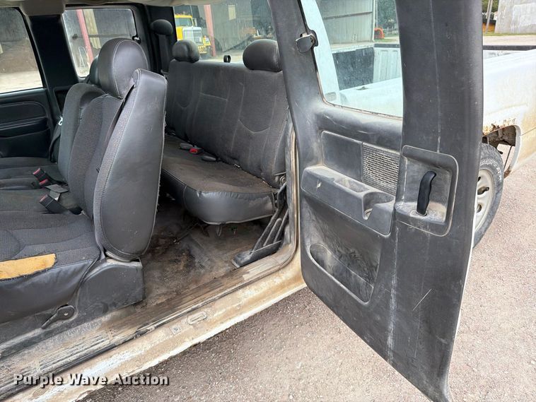 image for item MZ9988 2005 Chevrolet Silverado 1500 Ext. Cab pickup truck