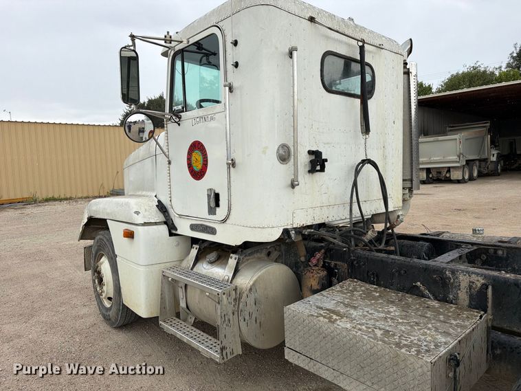 image for item MZ9991 1996 Freightliner FLD semi truck