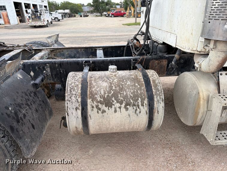 image for item MZ9991 1996 Freightliner FLD semi truck