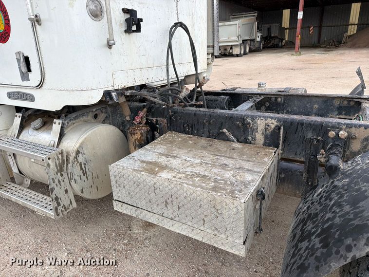 image for item MZ9991 1996 Freightliner FLD semi truck