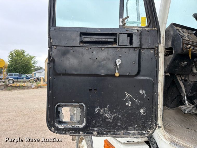 image for item MZ9991 1996 Freightliner FLD semi truck