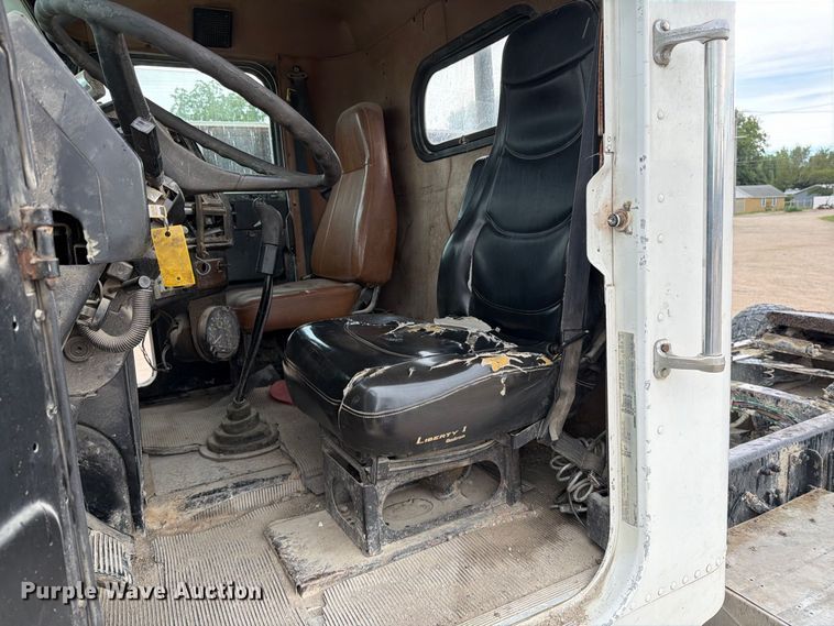 image for item MZ9991 1996 Freightliner FLD semi truck