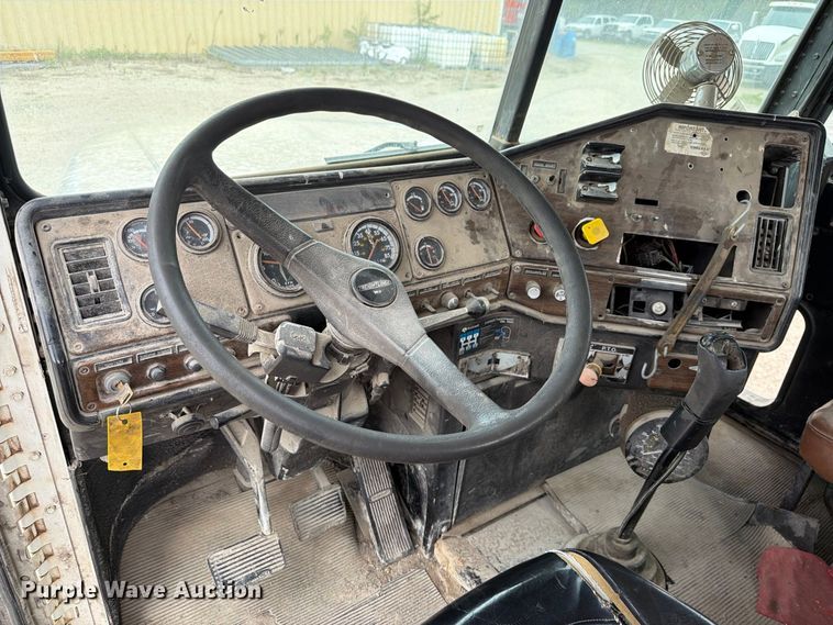image for item MZ9991 1996 Freightliner FLD semi truck
