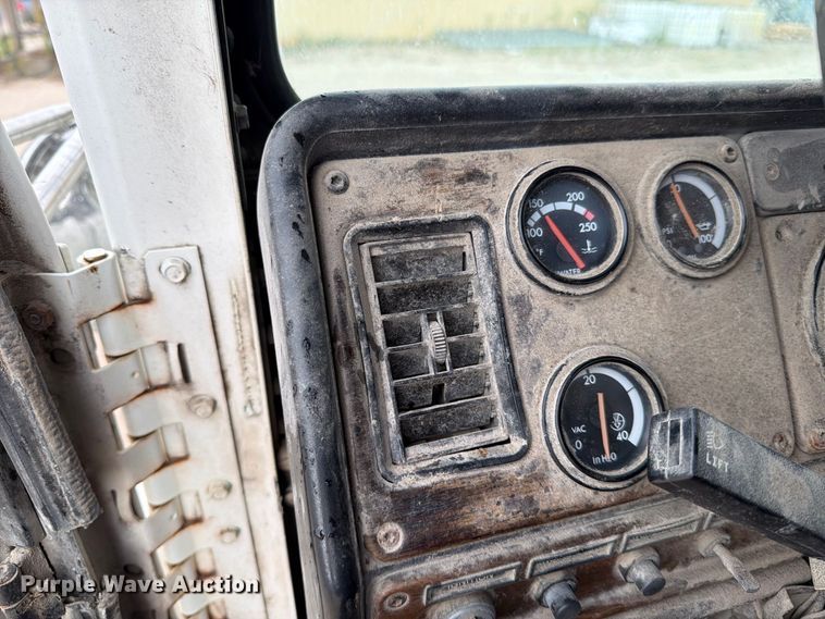 image for item MZ9991 1996 Freightliner FLD semi truck