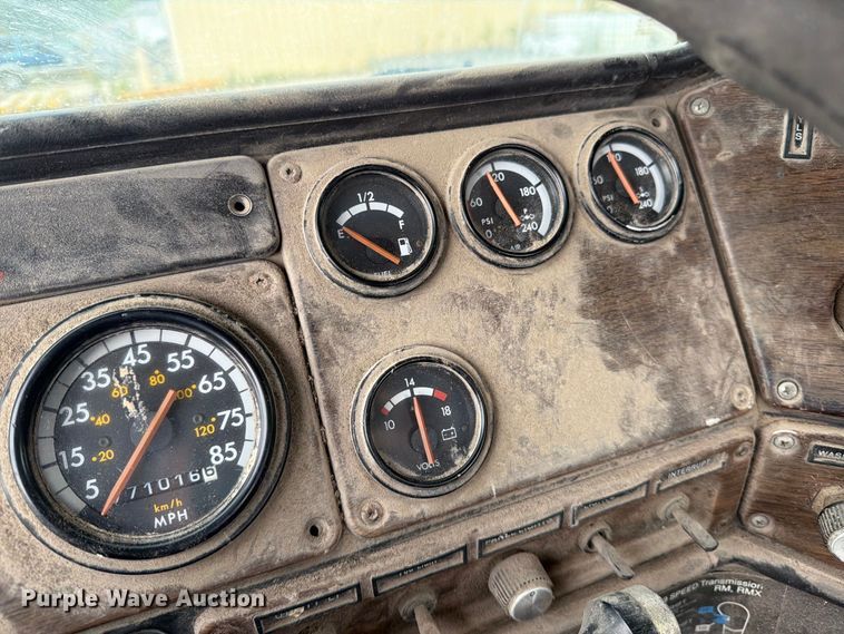 image for item MZ9991 1996 Freightliner FLD semi truck