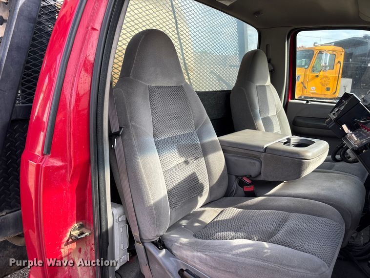 image for item NM9924 2001 Ford F550 Super Duty flatbed truck