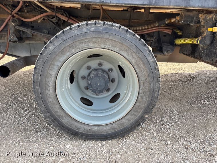 image for item NM9924 2001 Ford F550 Super Duty flatbed truck
