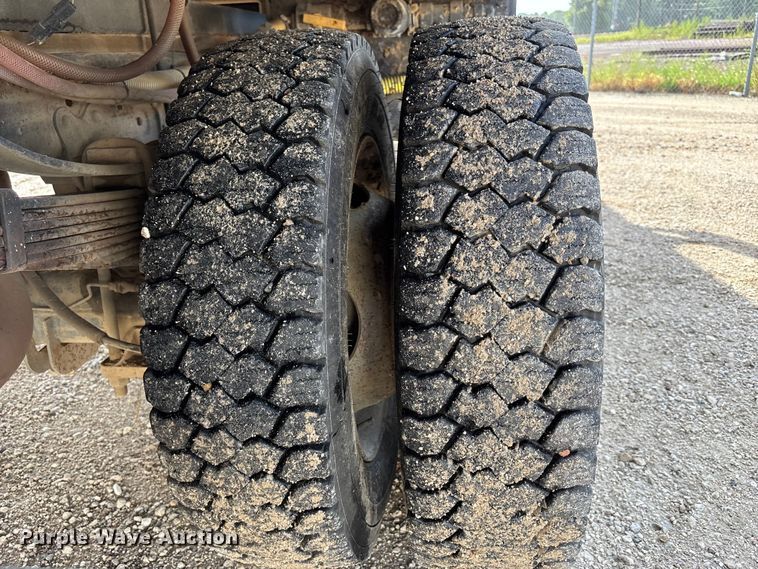 image for item NM9924 2001 Ford F550 Super Duty flatbed truck