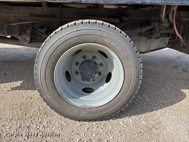 image for item NM9924 2001 Ford F550 Super Duty flatbed truck