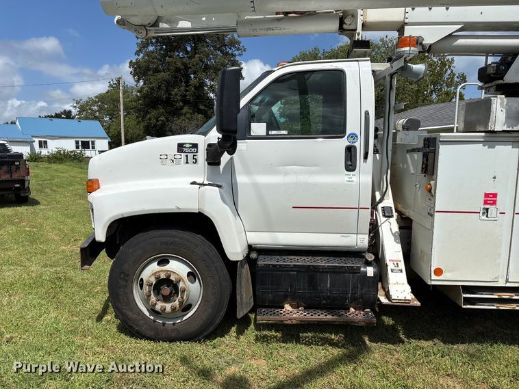 image for item NM9939 2006 Chevrolet C7500 bucket truck