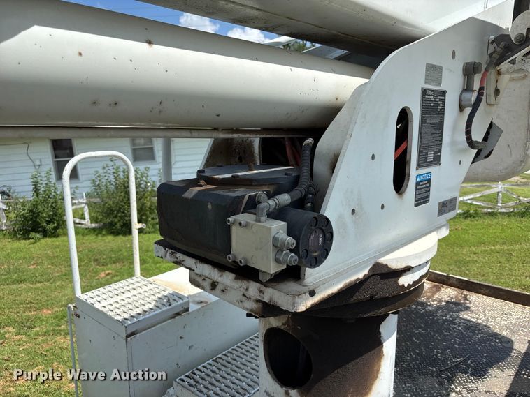 image for item NM9939 2006 Chevrolet C7500 bucket truck