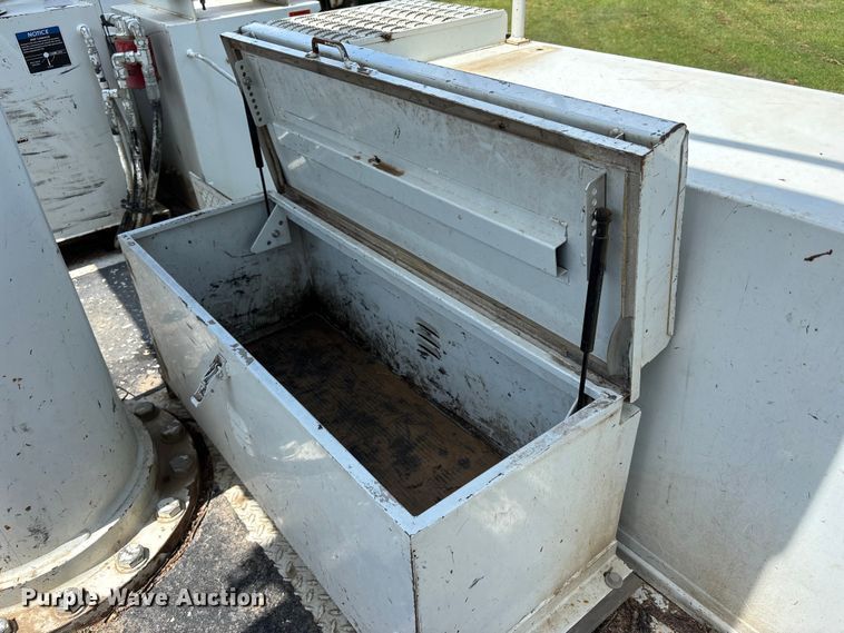 image for item NM9939 2006 Chevrolet C7500 bucket truck