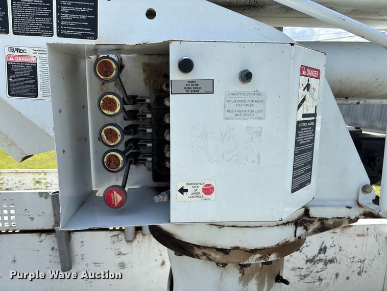 image for item NM9939 2006 Chevrolet C7500 bucket truck