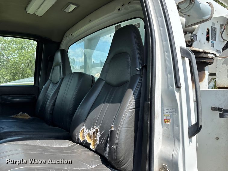 image for item NM9939 2006 Chevrolet C7500 bucket truck