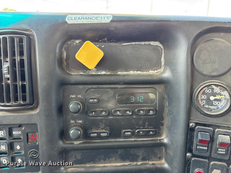 image for item NM9939 2006 Chevrolet C7500 bucket truck