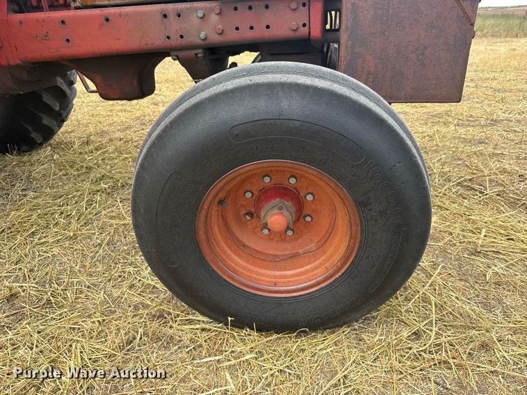 image for item DY3179 1973 International Harvester 1066 tractor